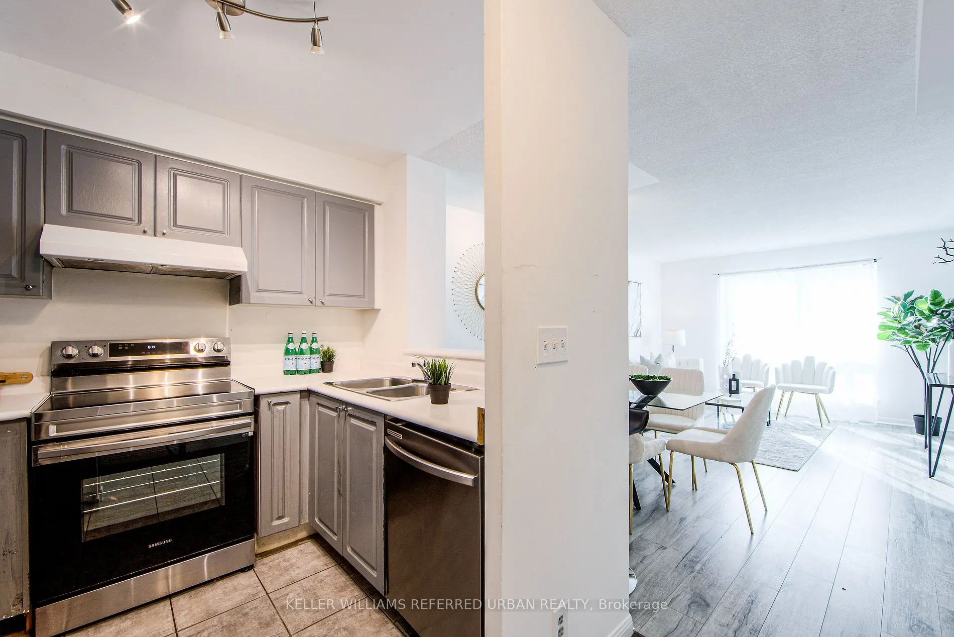 11 Lee Centre Dr, #703