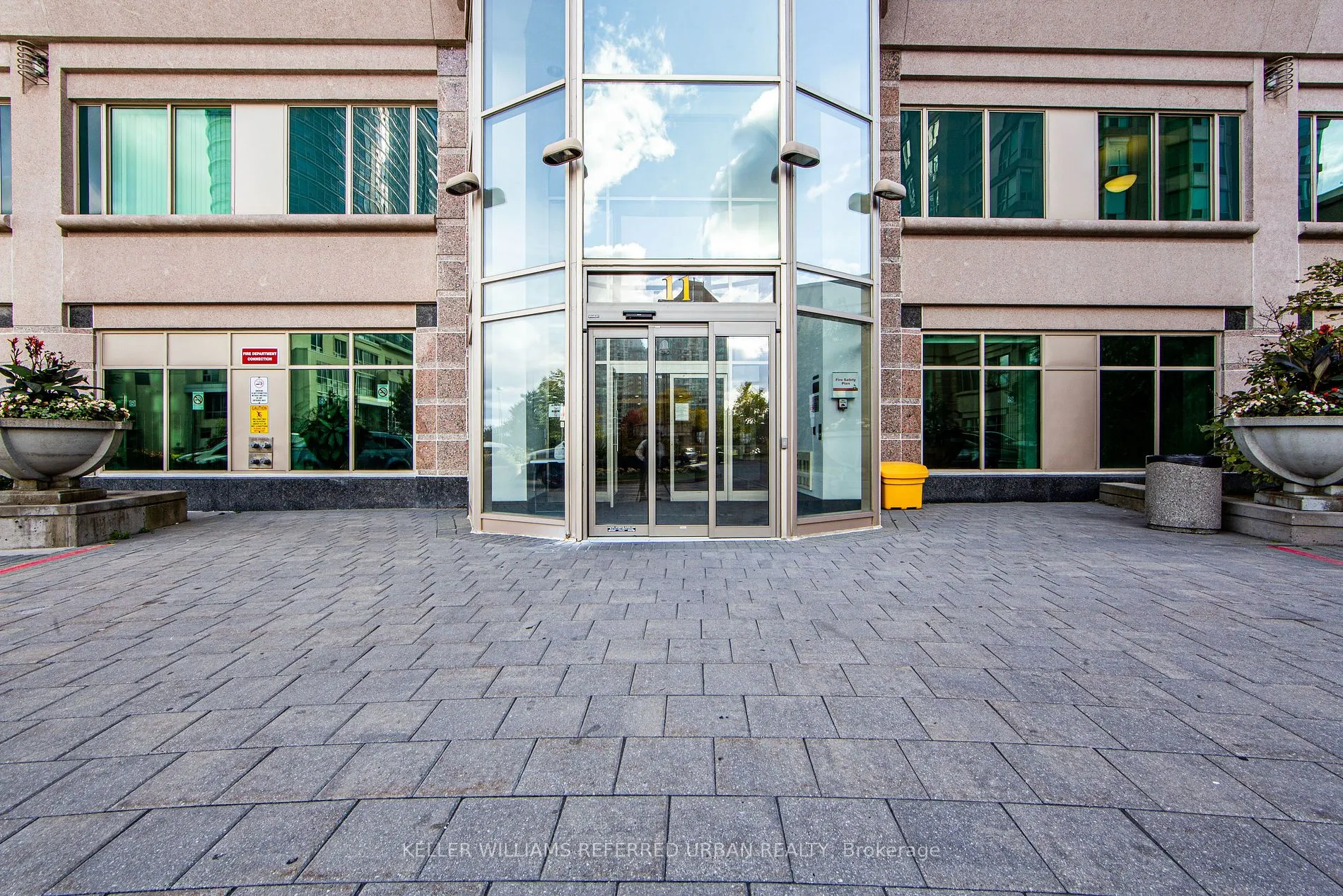 11 Lee Centre Dr, #703