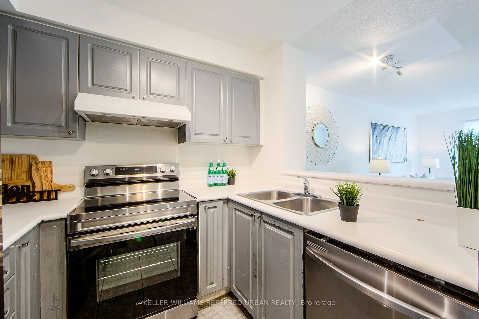11 Lee Centre Dr, #703