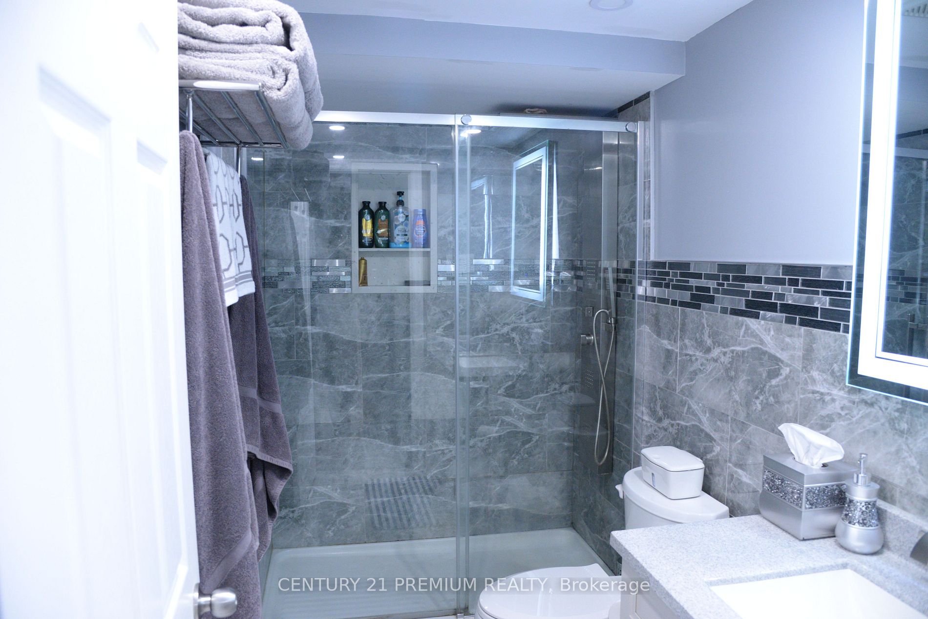 32 Hoshlega Dr, #Main Fl