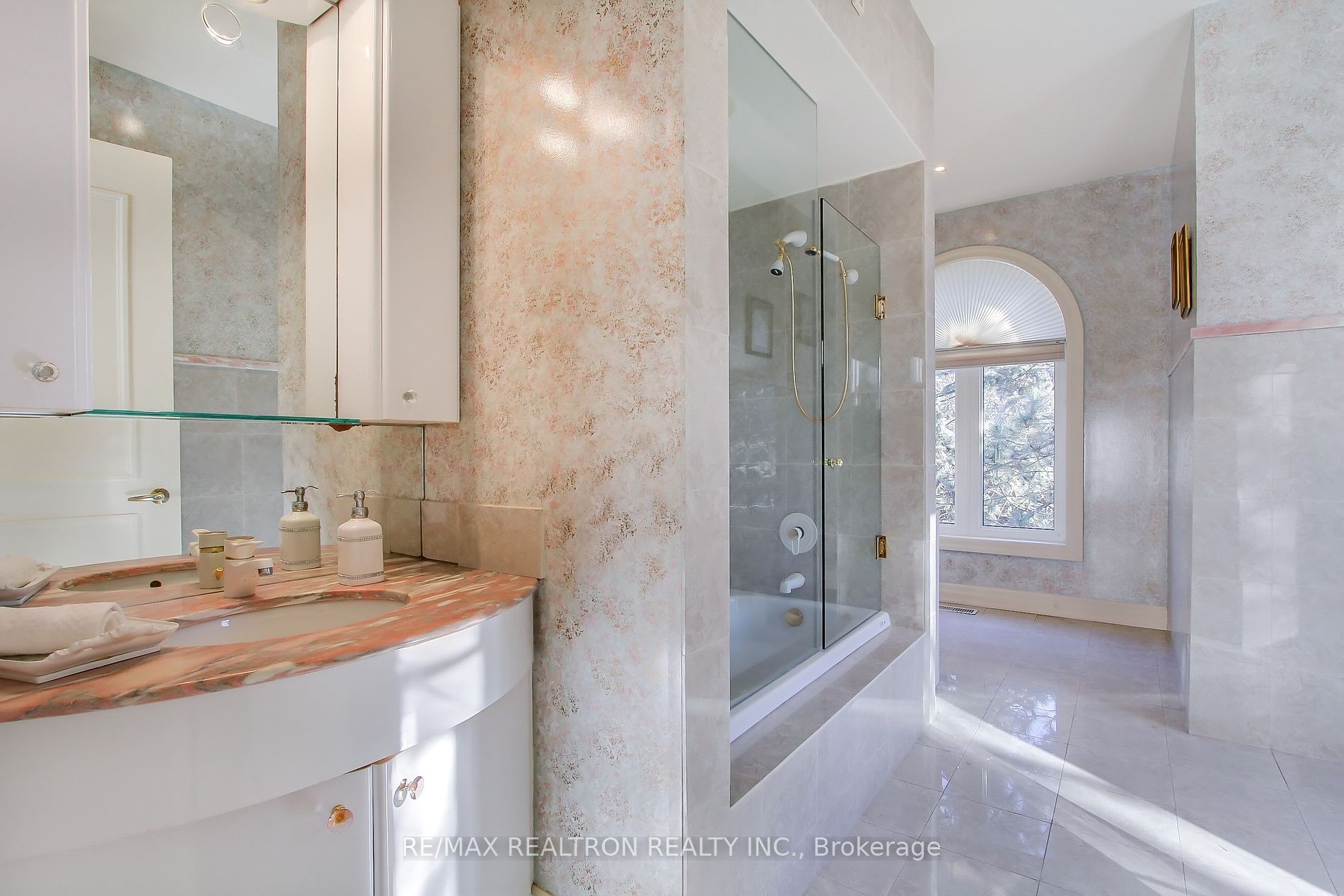 38 Thornridge Dr