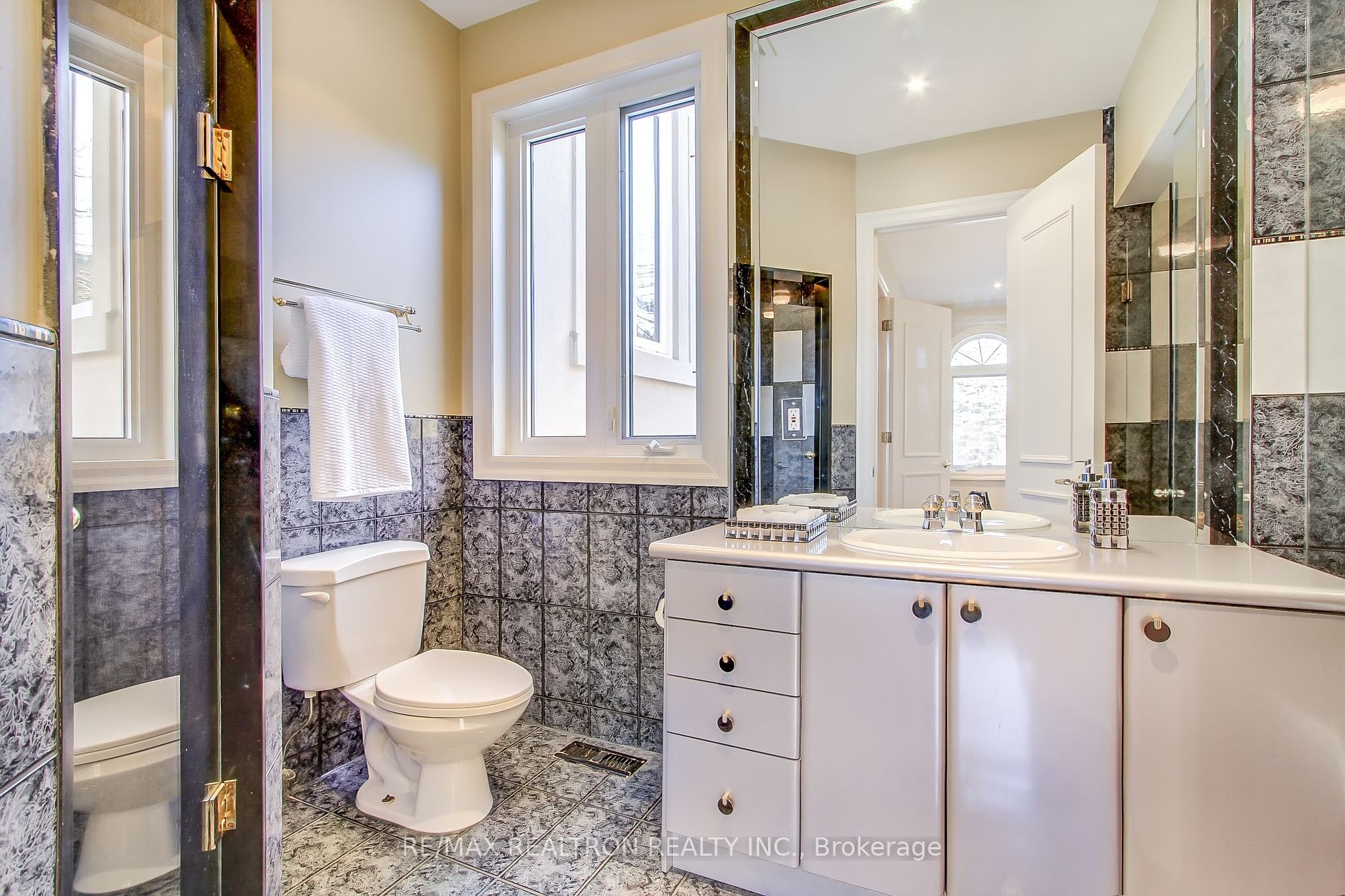 38 Thornridge Dr