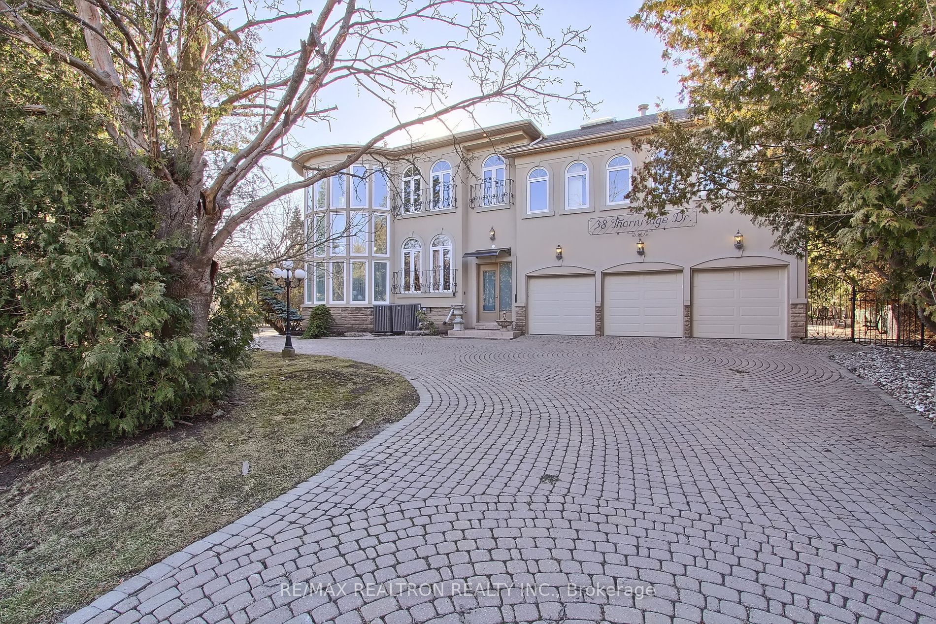 38 Thornridge Dr