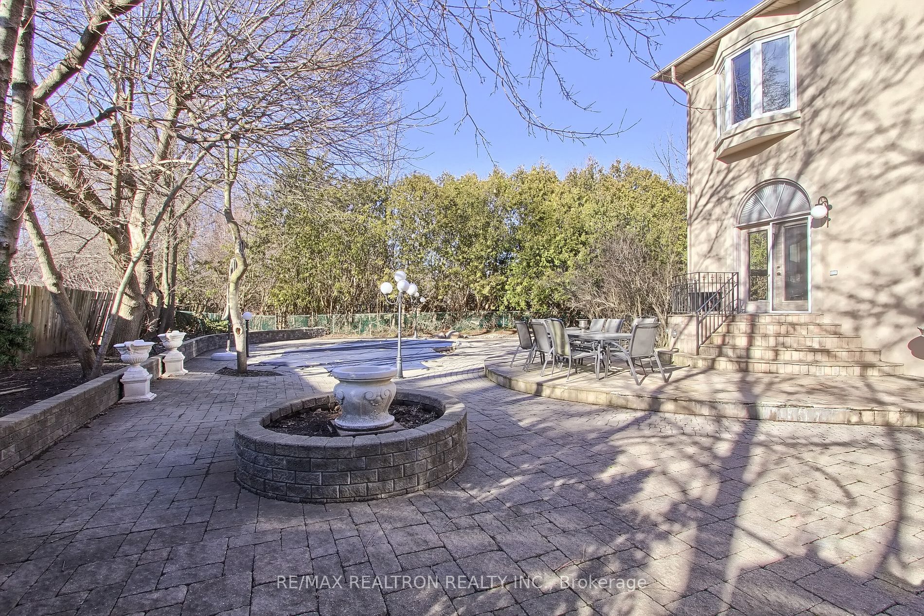 38 Thornridge Dr