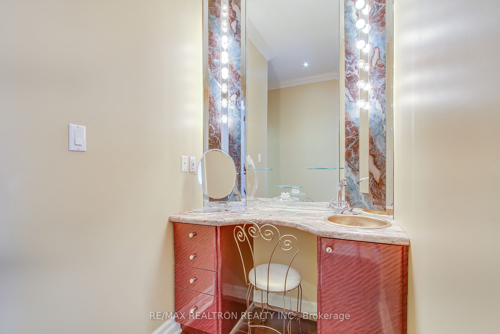 38 Thornridge Dr