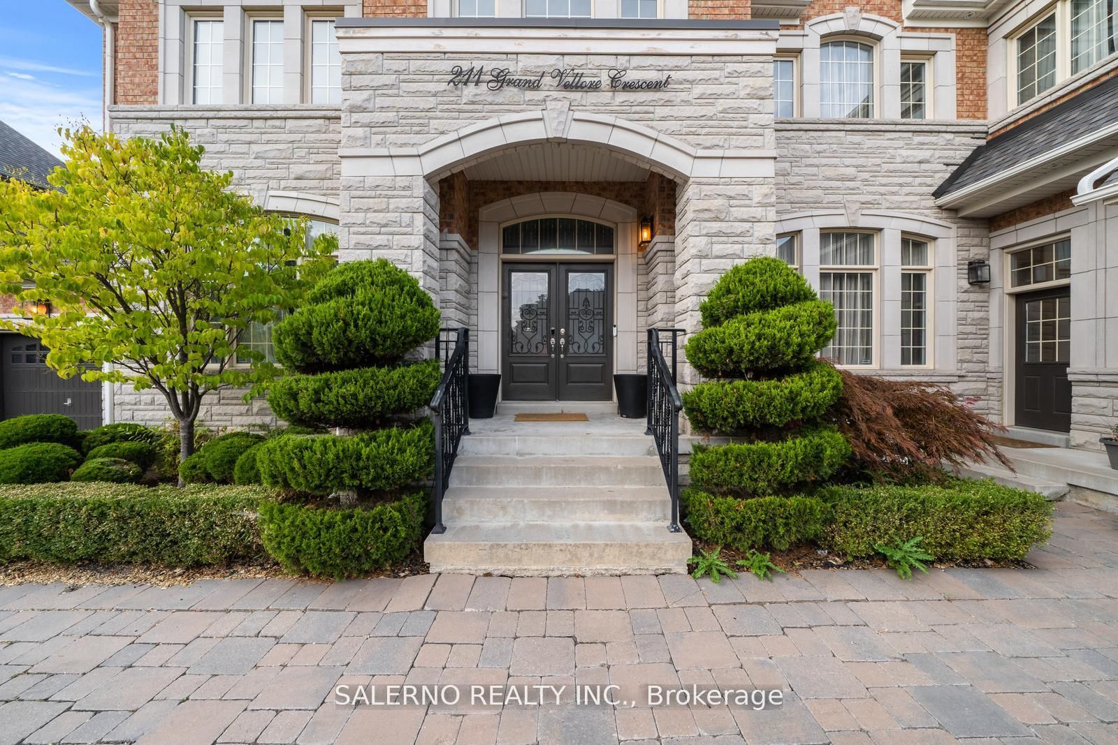 211 Grand Vellore Cres, #Upper