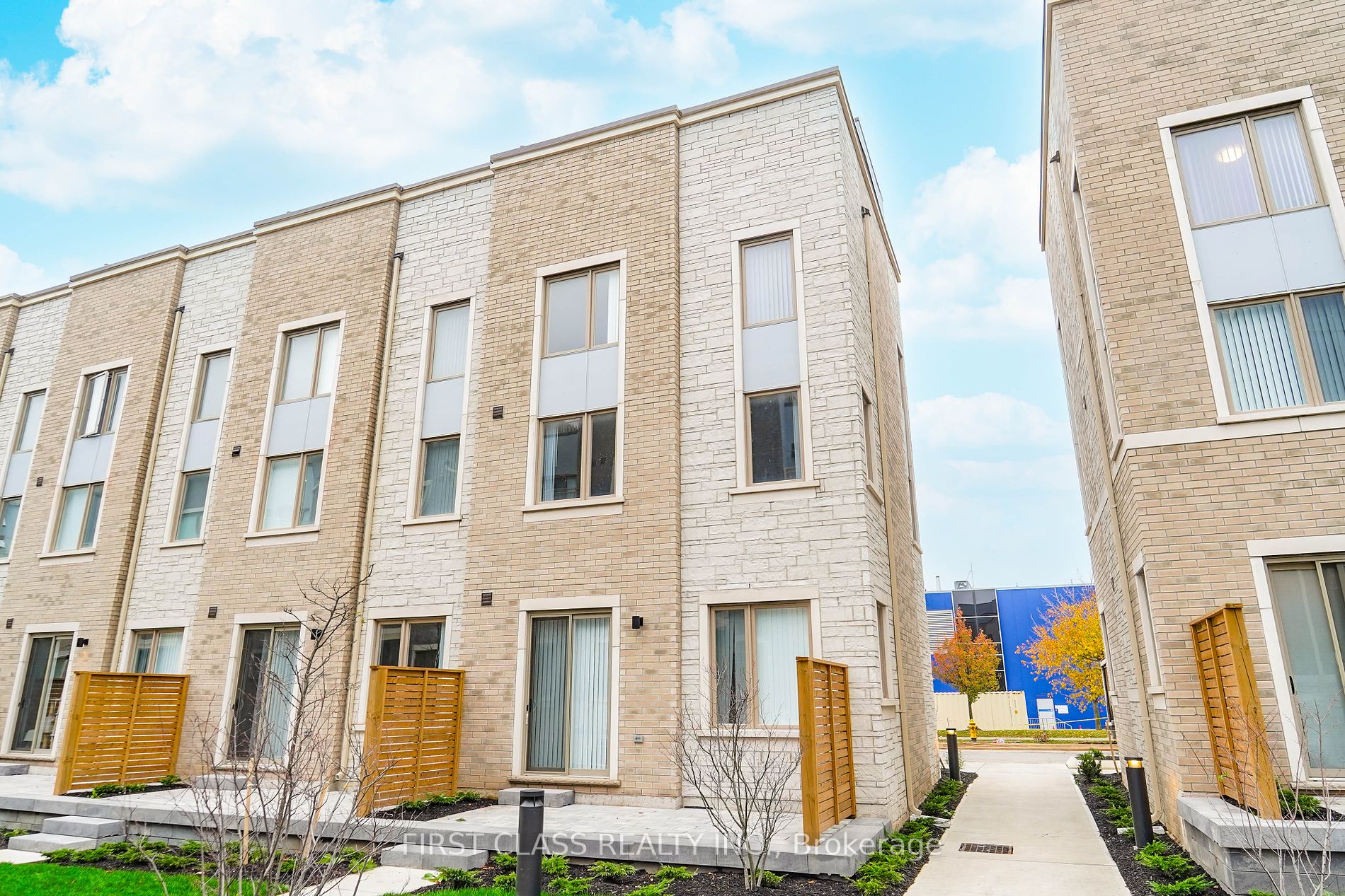 27 Mable Smith Way, #333