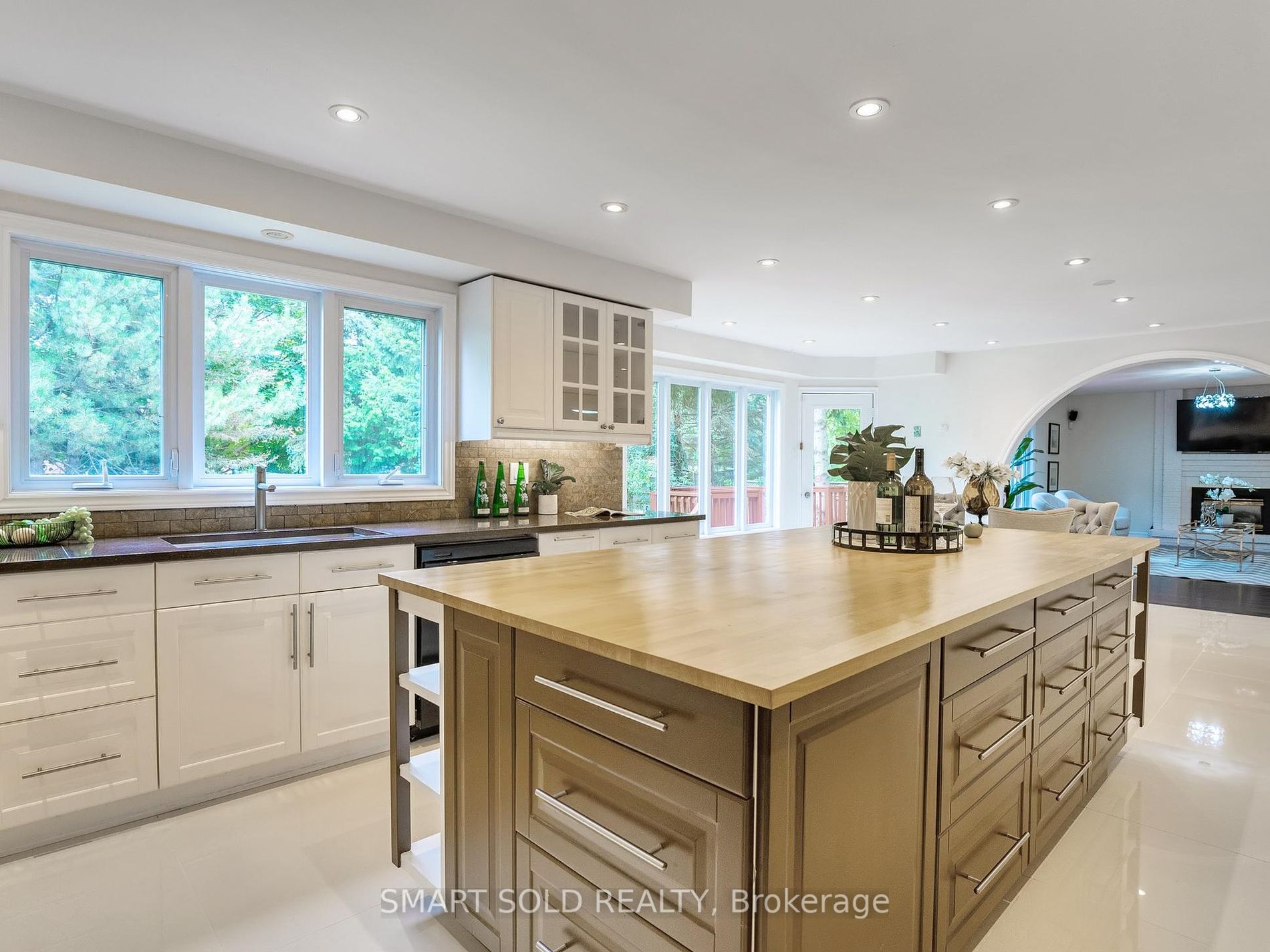 805 Lockwood Circ