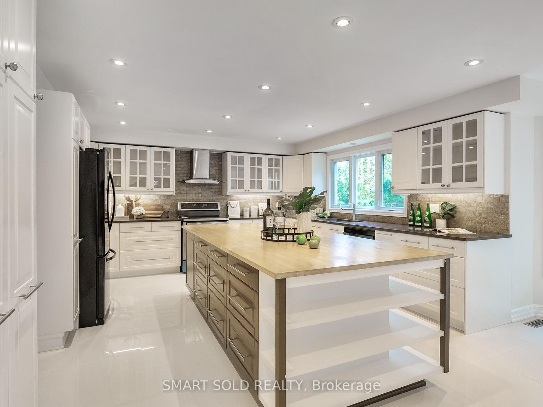 805 Lockwood Circ