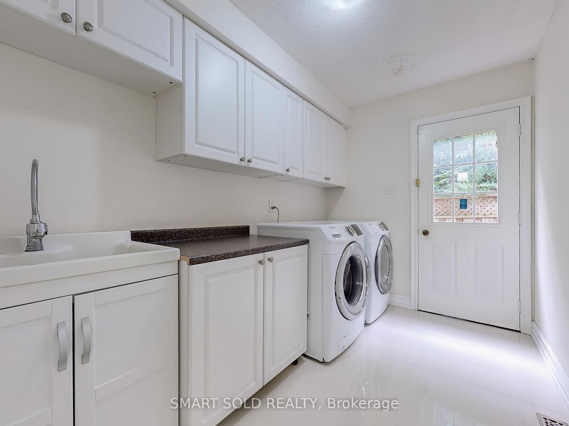 805 Lockwood Circ