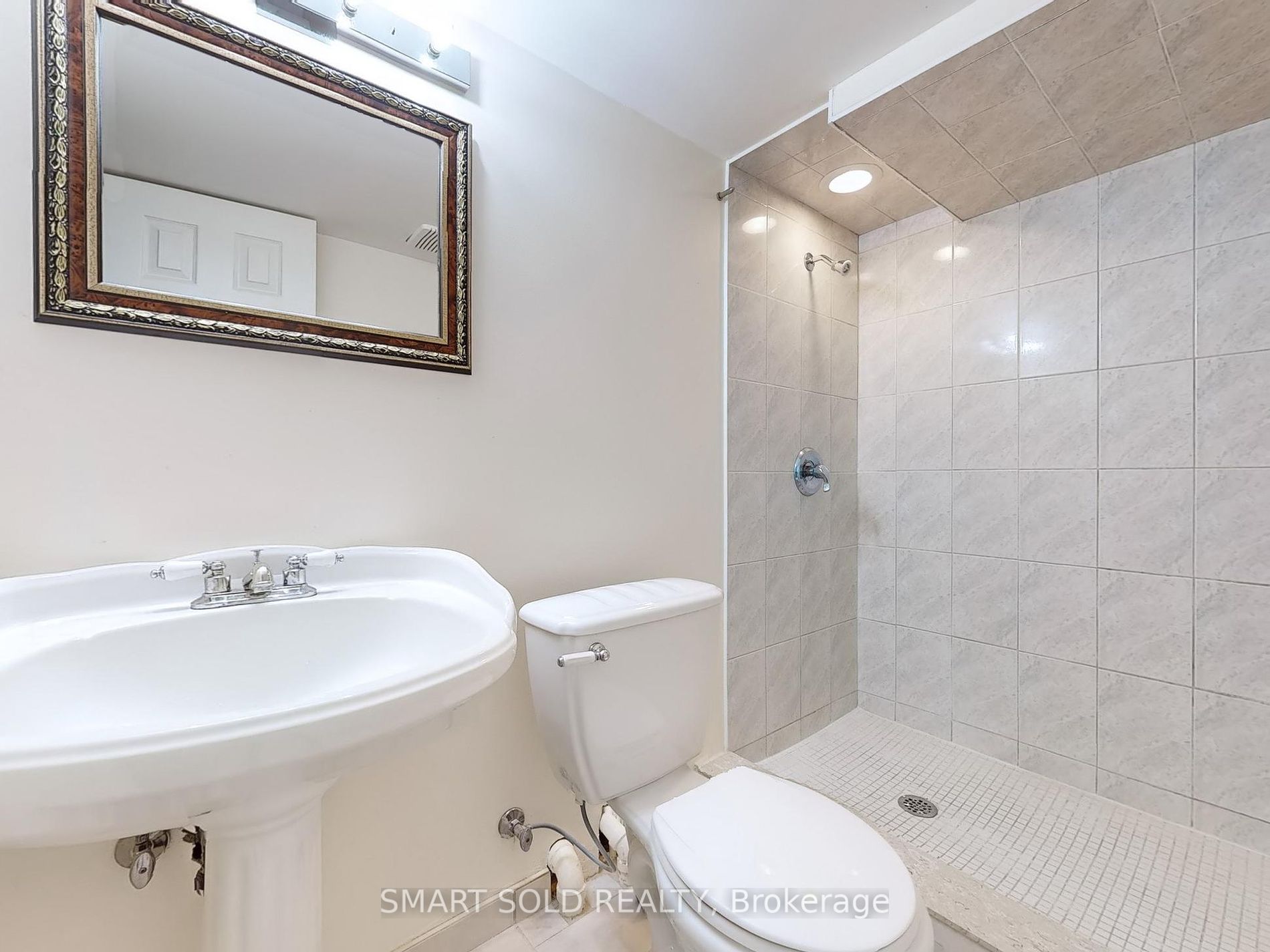 805 Lockwood Circ