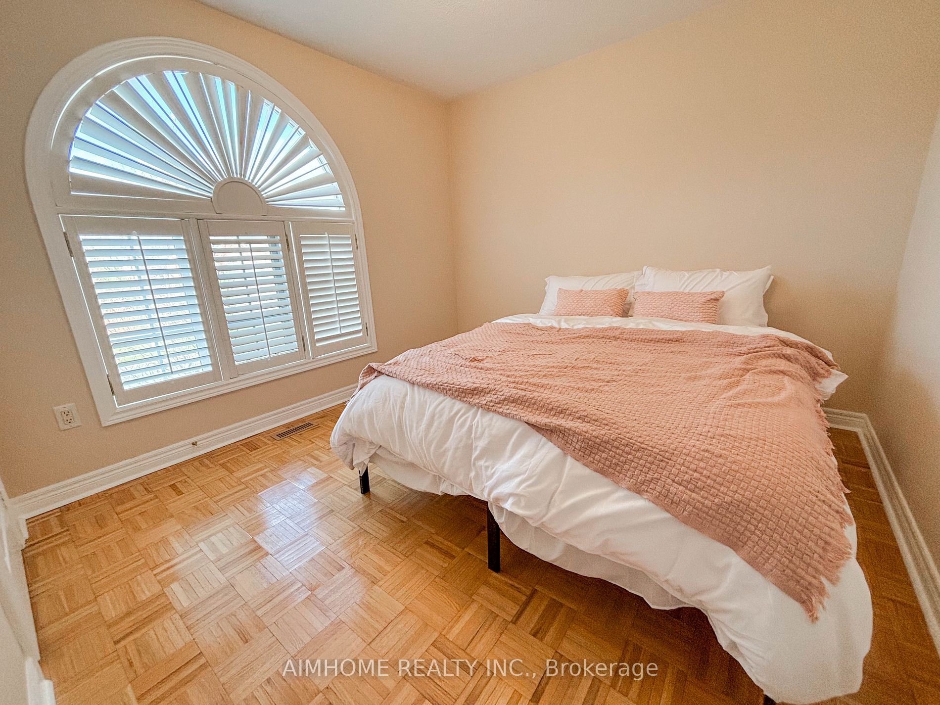 49 Pine Hollow Cres
