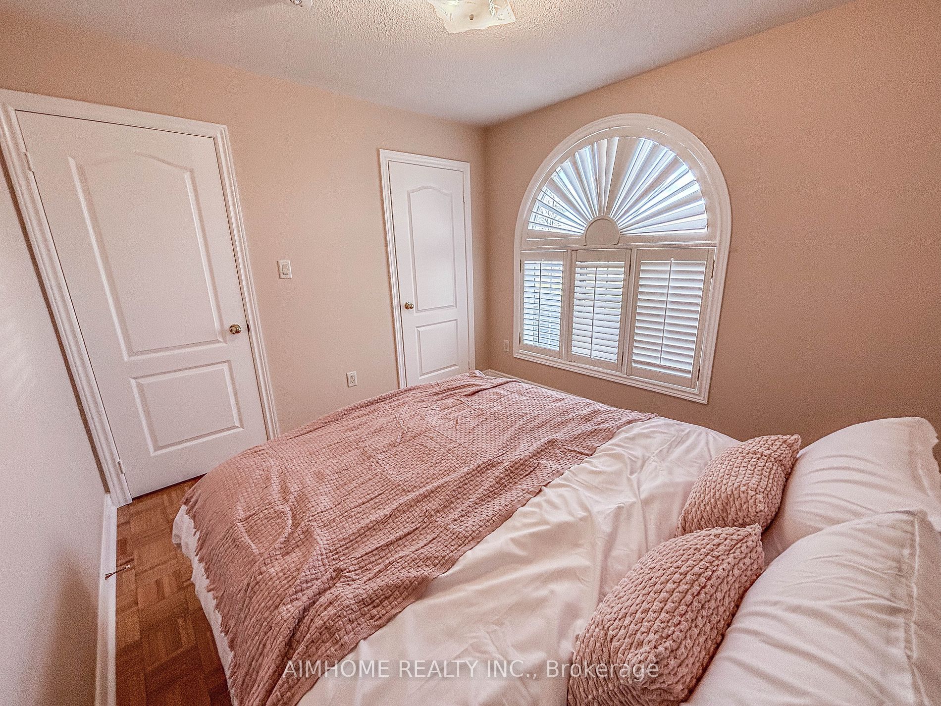 49 Pine Hollow Cres