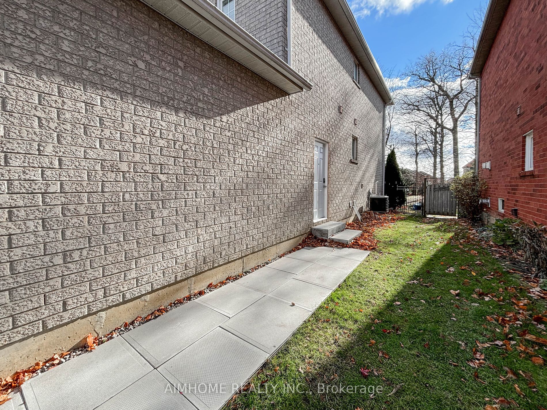 49 Pine Hollow Cres