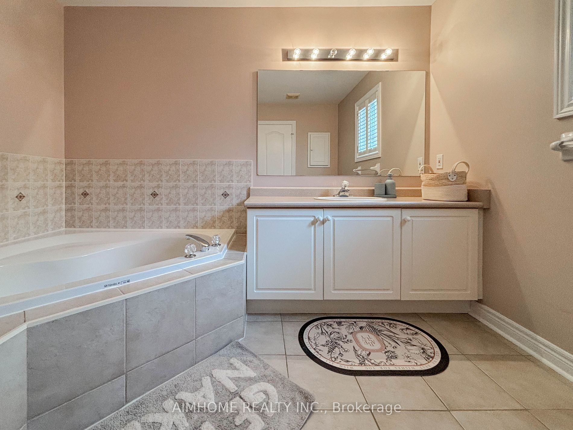 49 Pine Hollow Cres