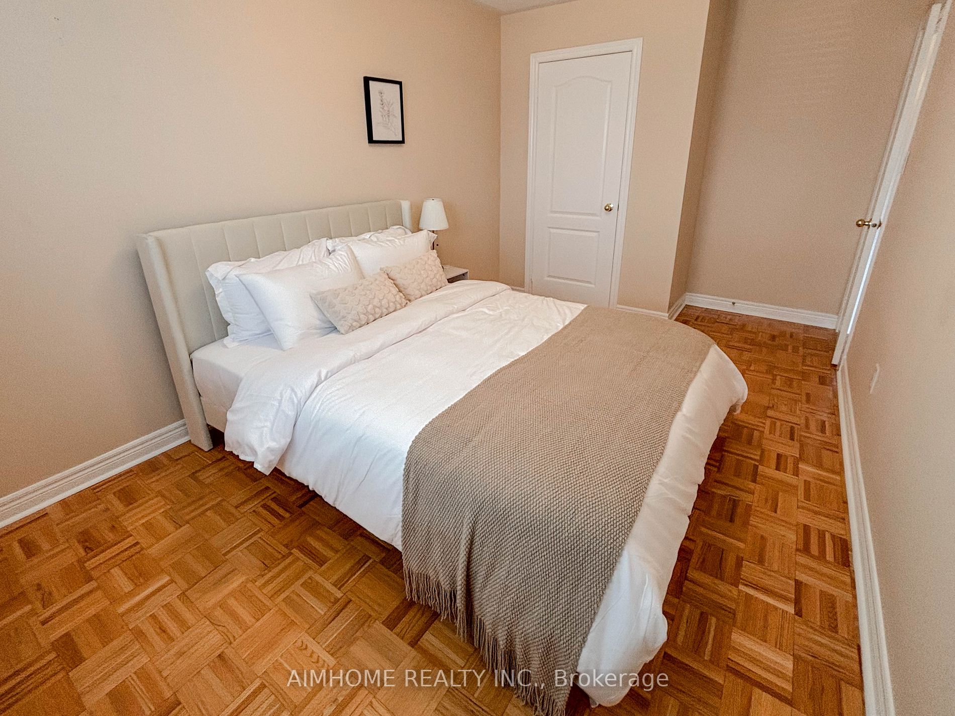 49 Pine Hollow Cres