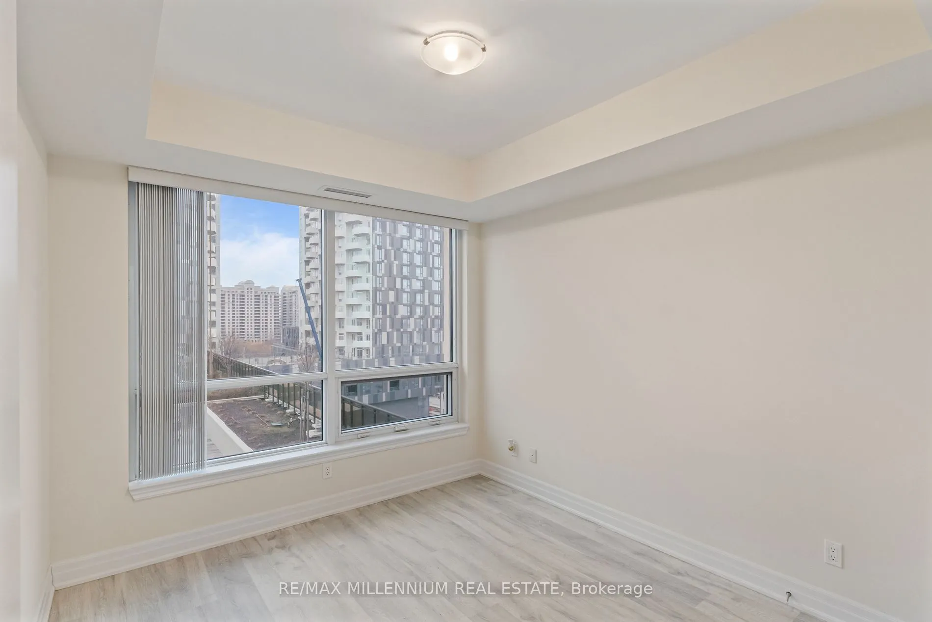 9085 Jane St, #811