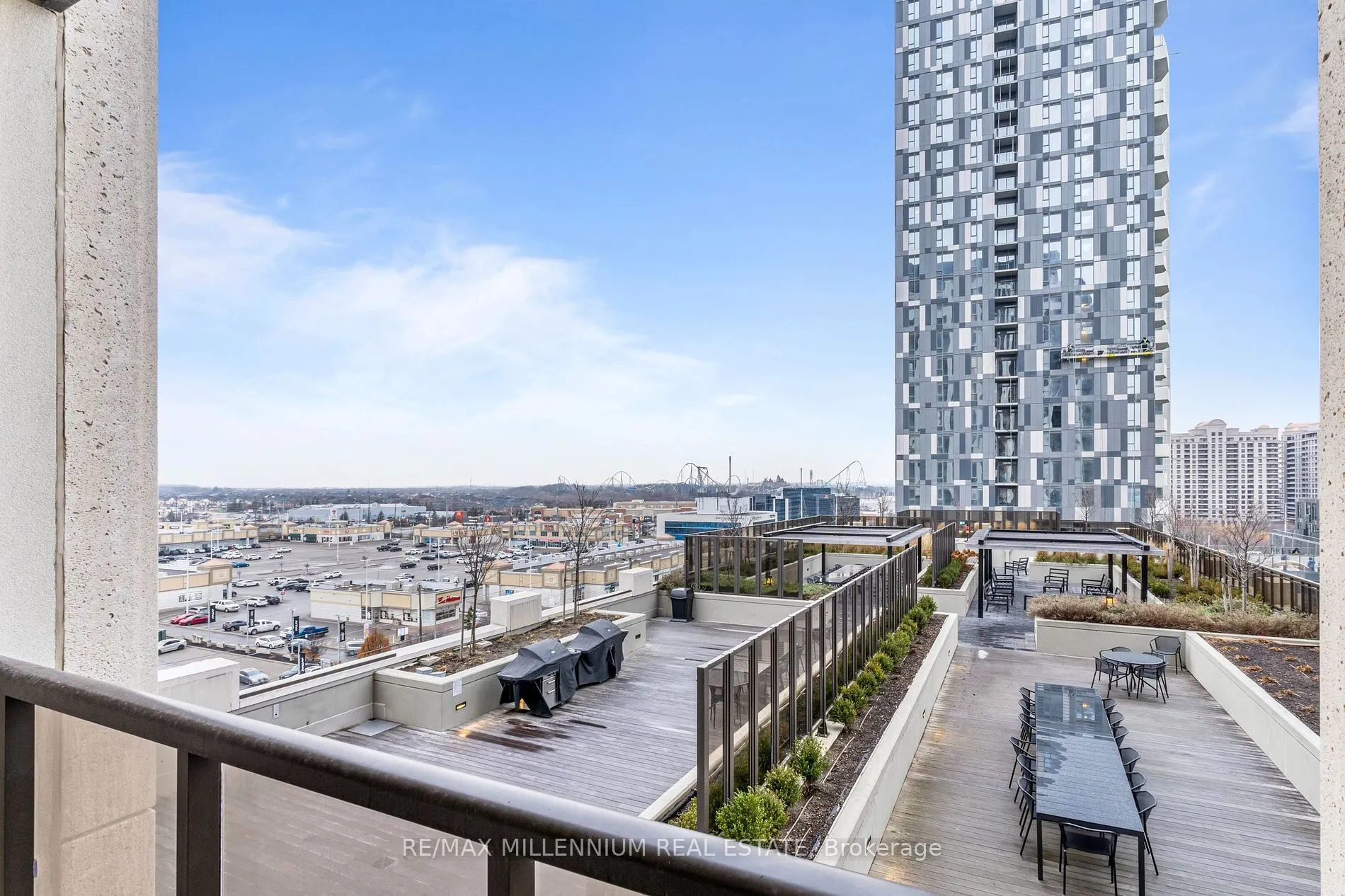 9085 Jane St, #811