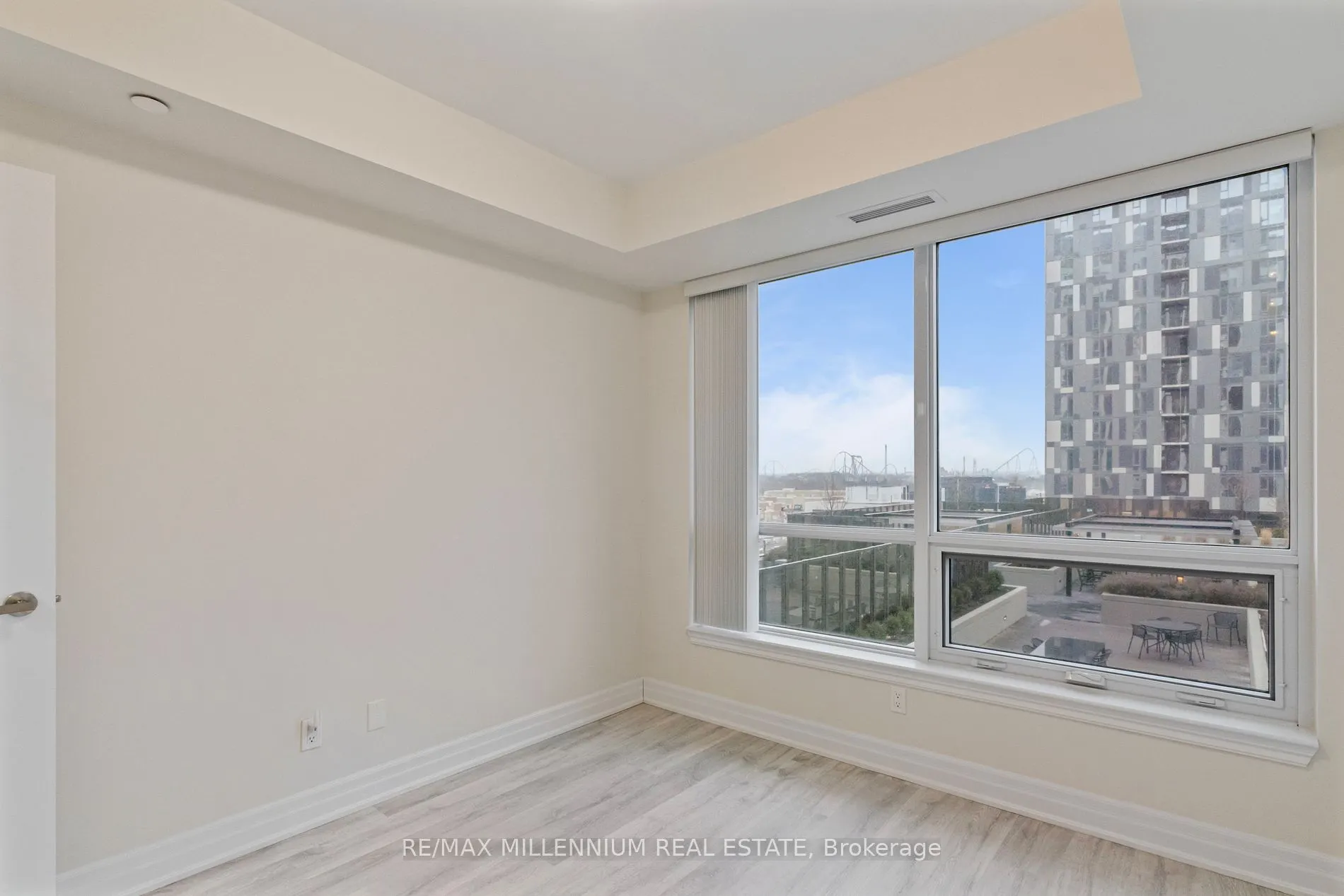 9085 Jane St, #811