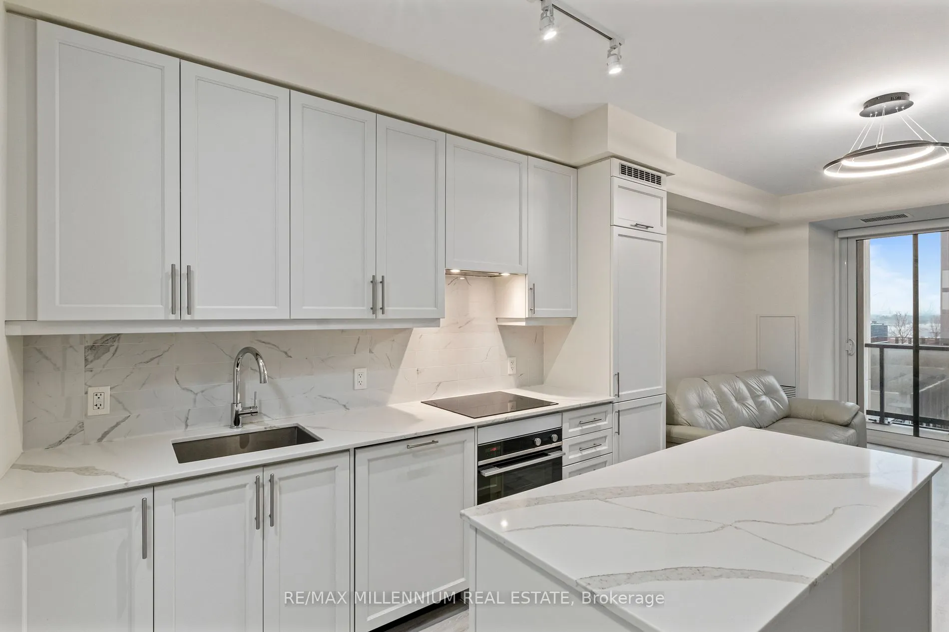 9085 Jane St, #811