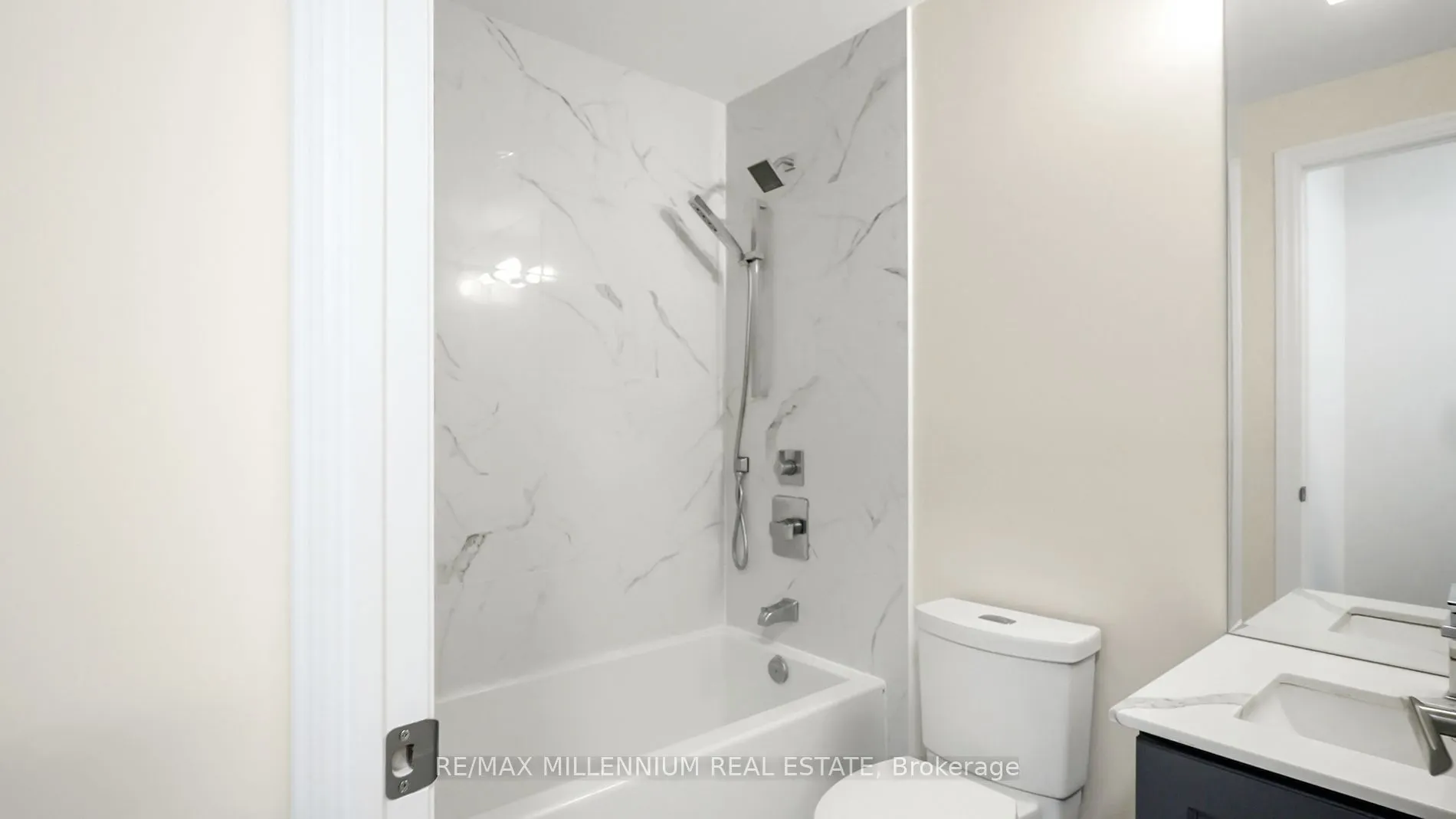 9085 Jane St, #811