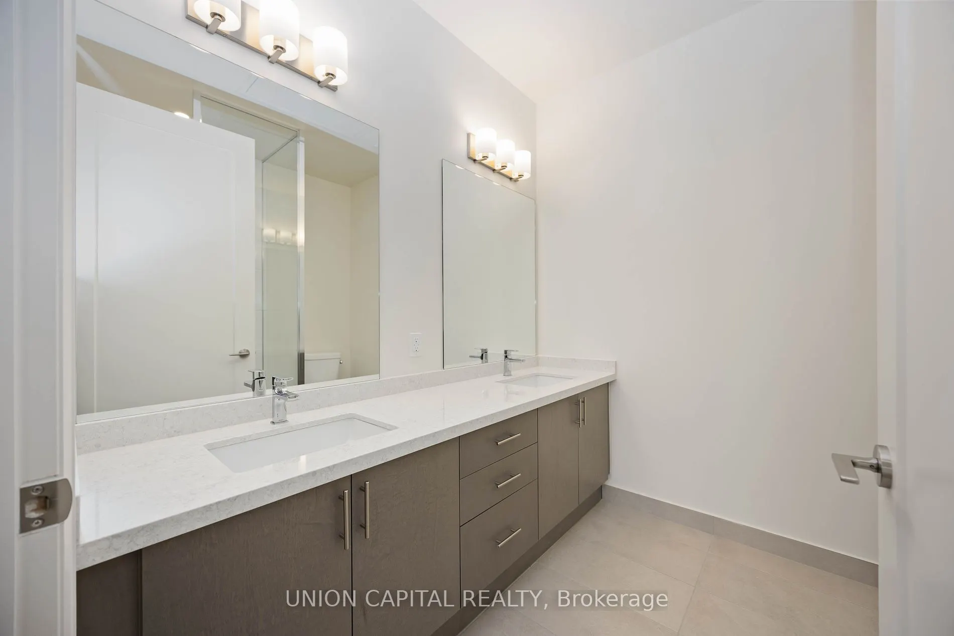 8960 Jane St, #519