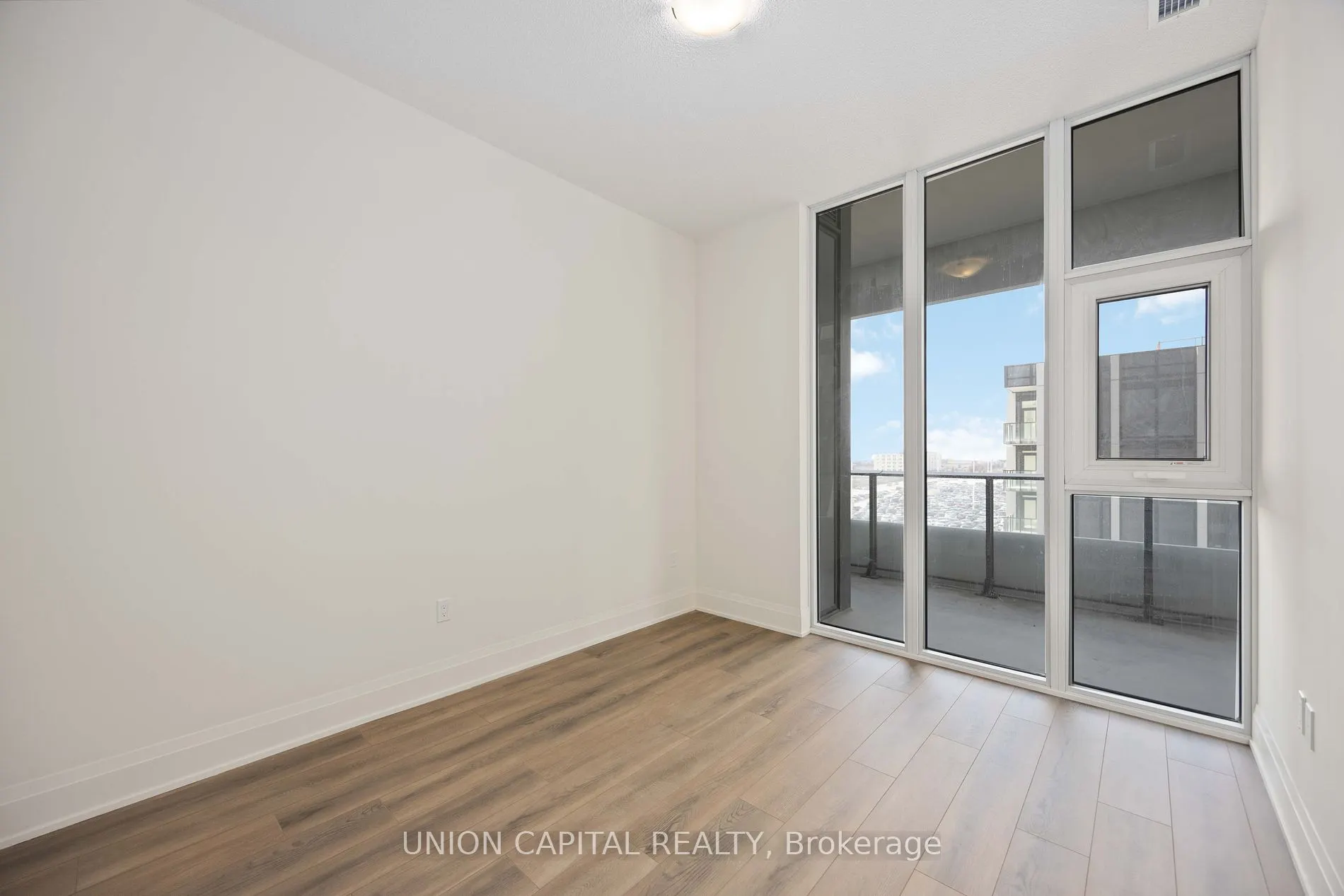 8960 Jane St, #519