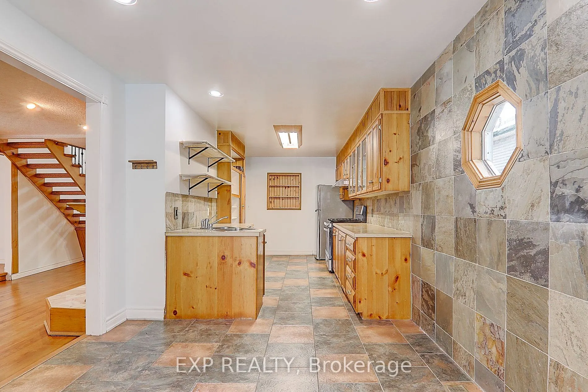 433 Lake Dr E