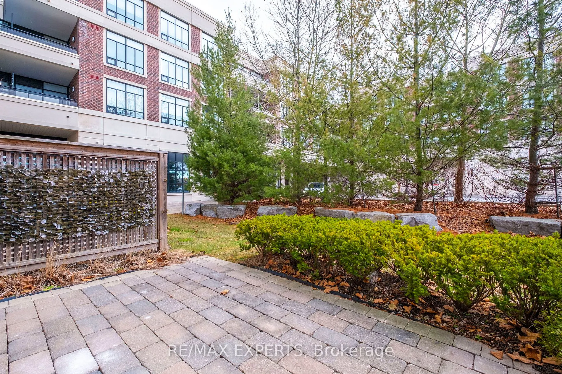 2396 Major Mackenzie Dr W, #103