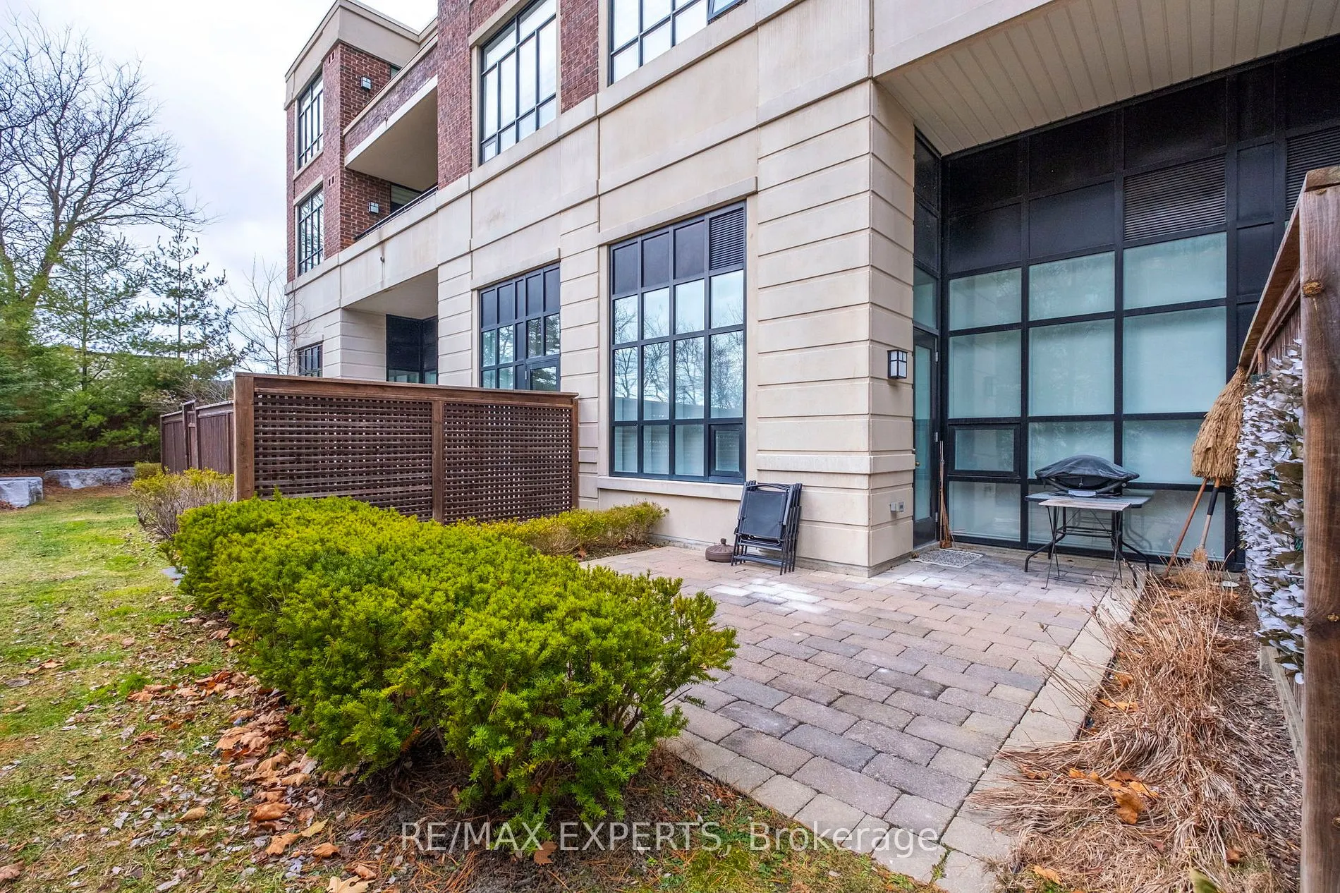 2396 Major Mackenzie Dr W, #103