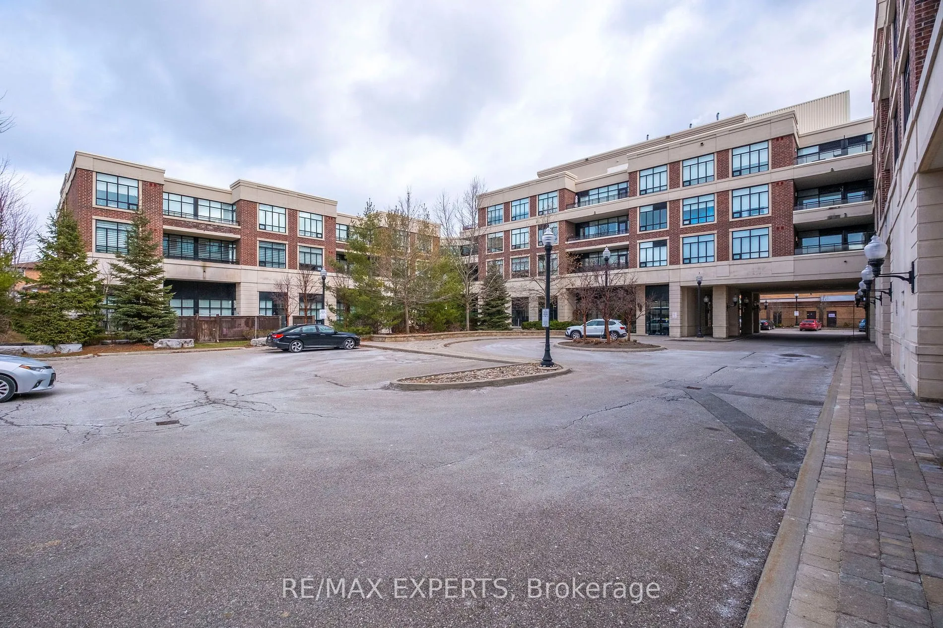 2396 Major Mackenzie Dr W, #103