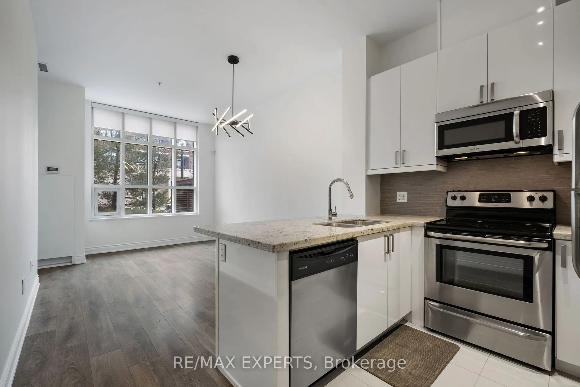 2396 Major Mackenzie Dr W, #103