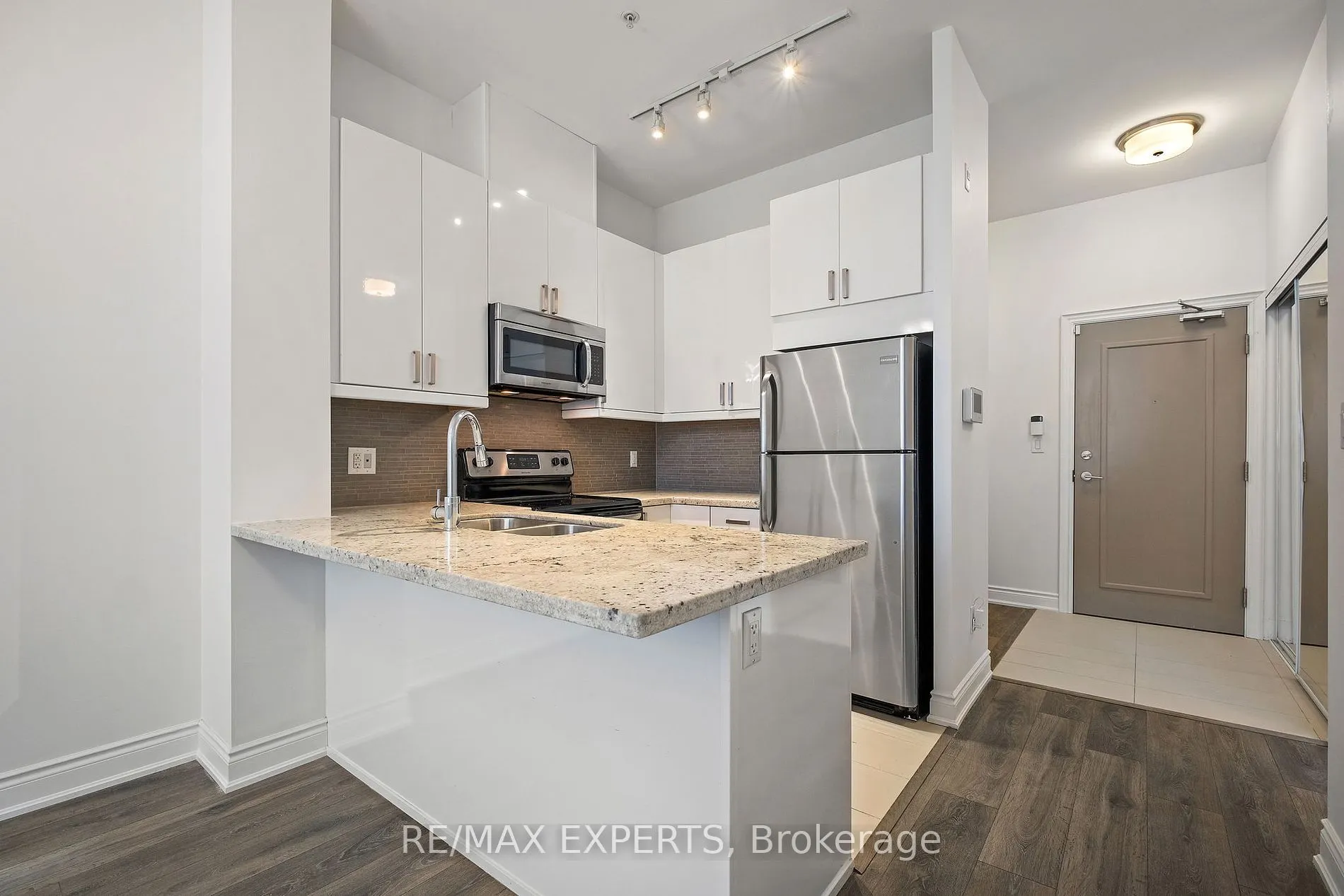 2396 Major Mackenzie Dr W, #103