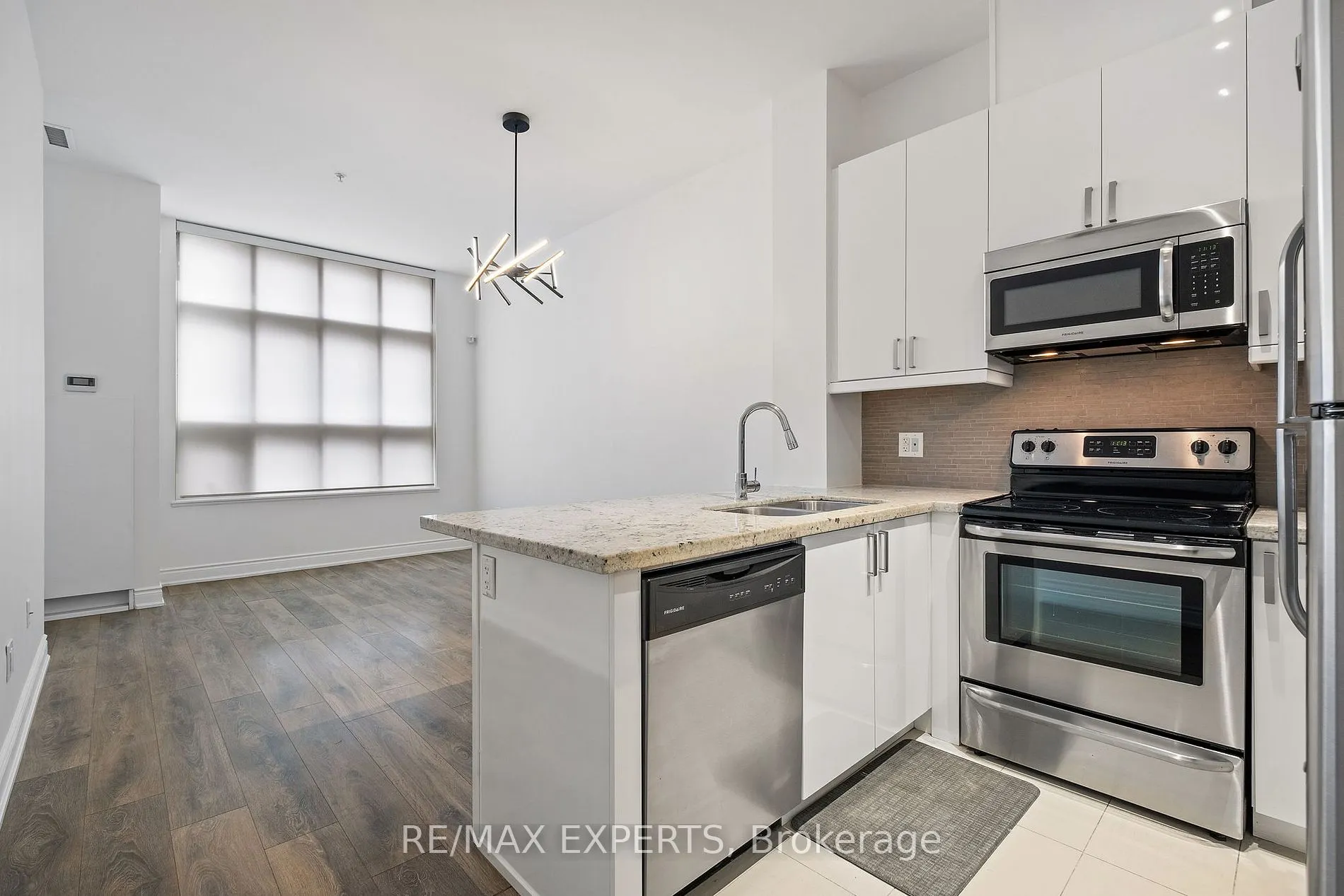 2396 Major Mackenzie Dr W, #103