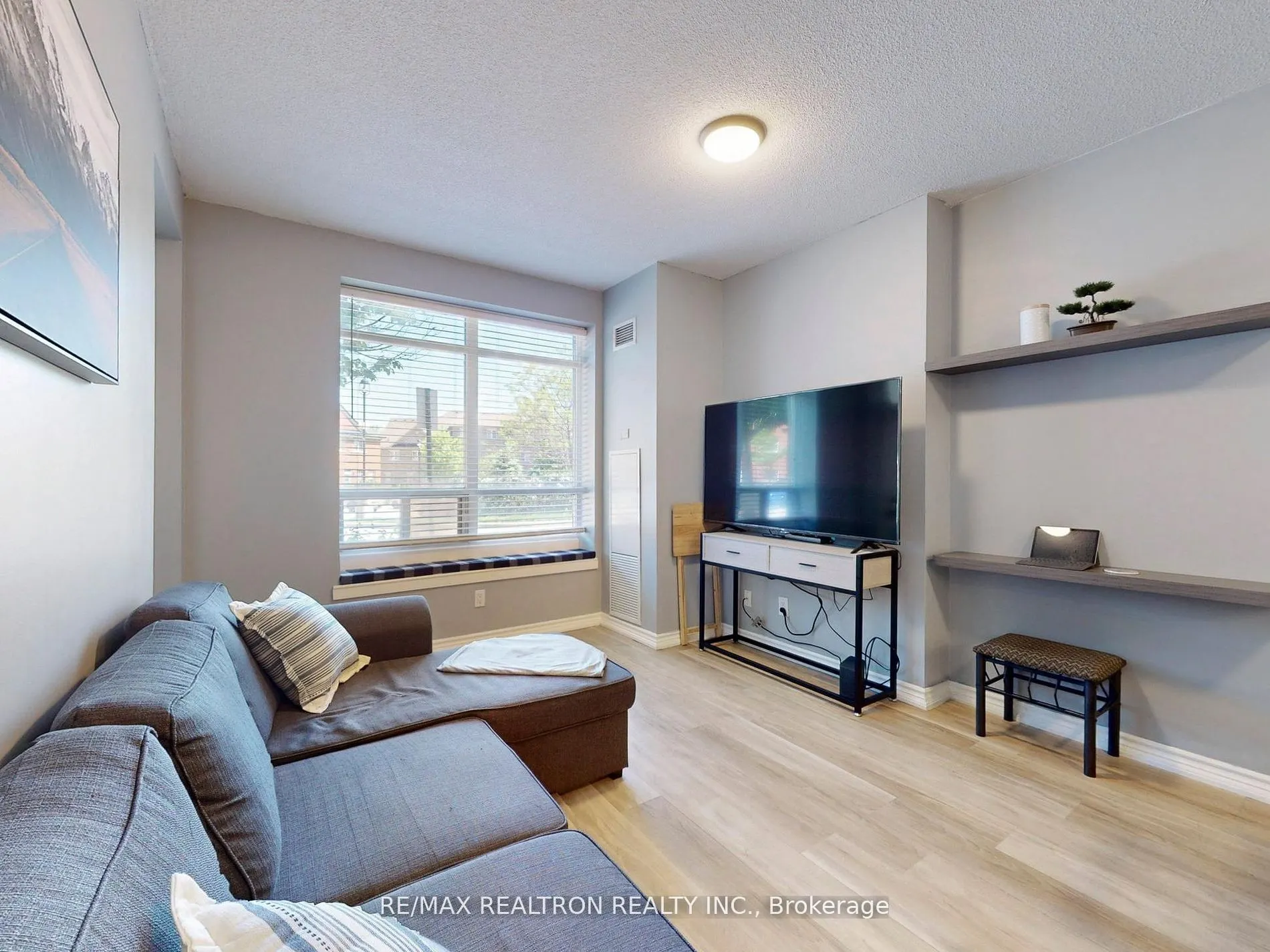75 King William Cres, #102