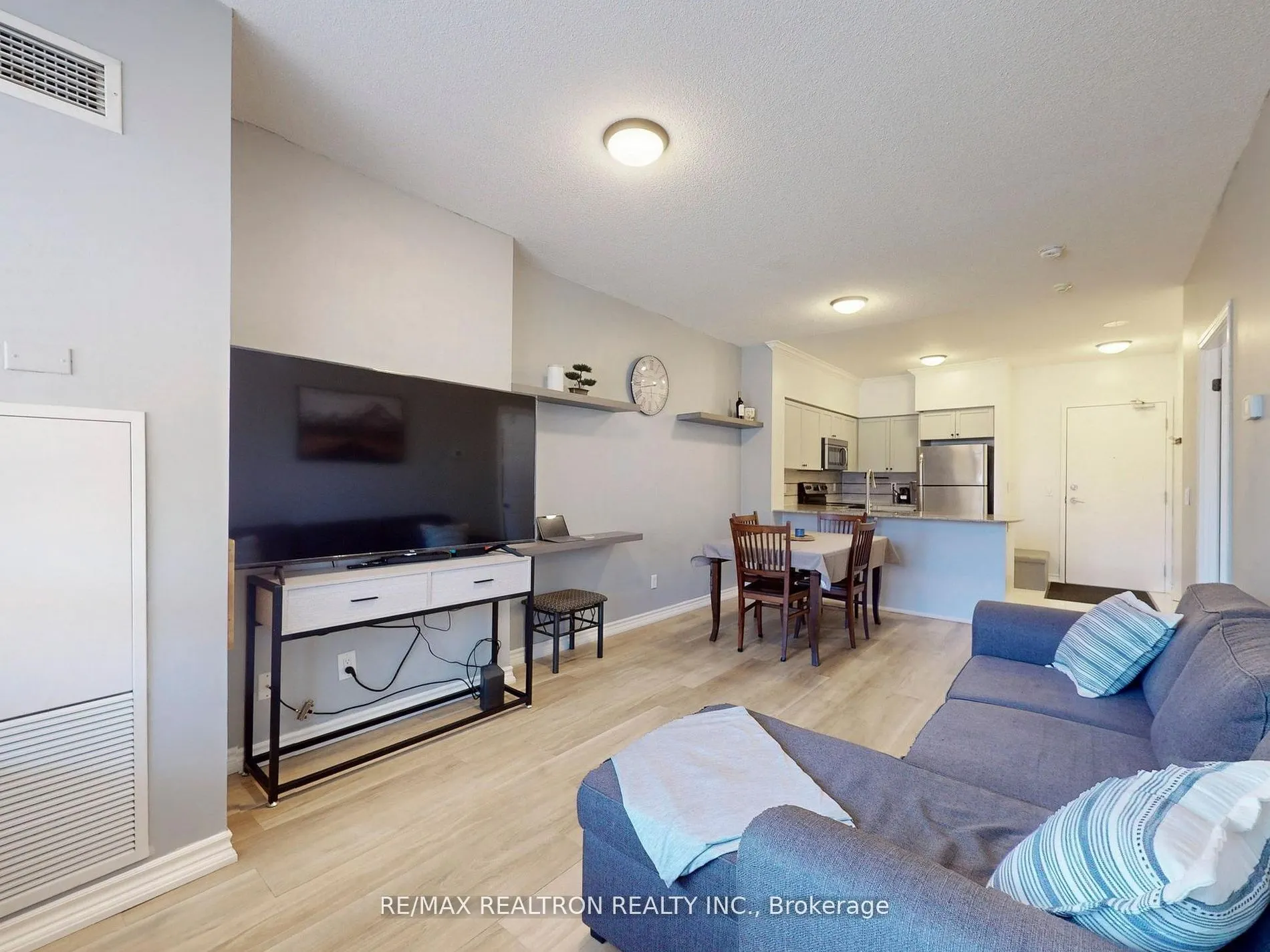 75 King William Cres, #102