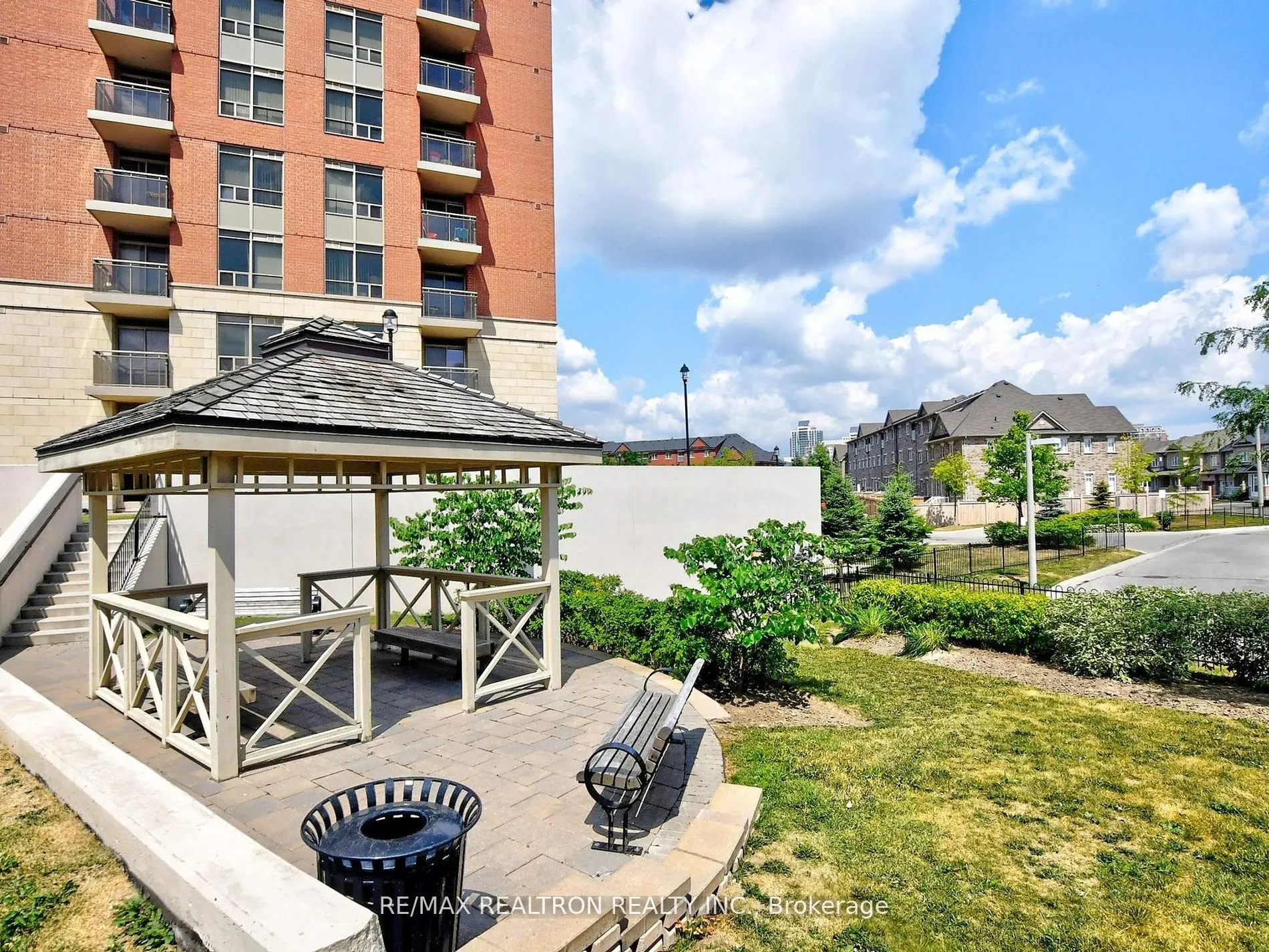 75 King William Cres, #102