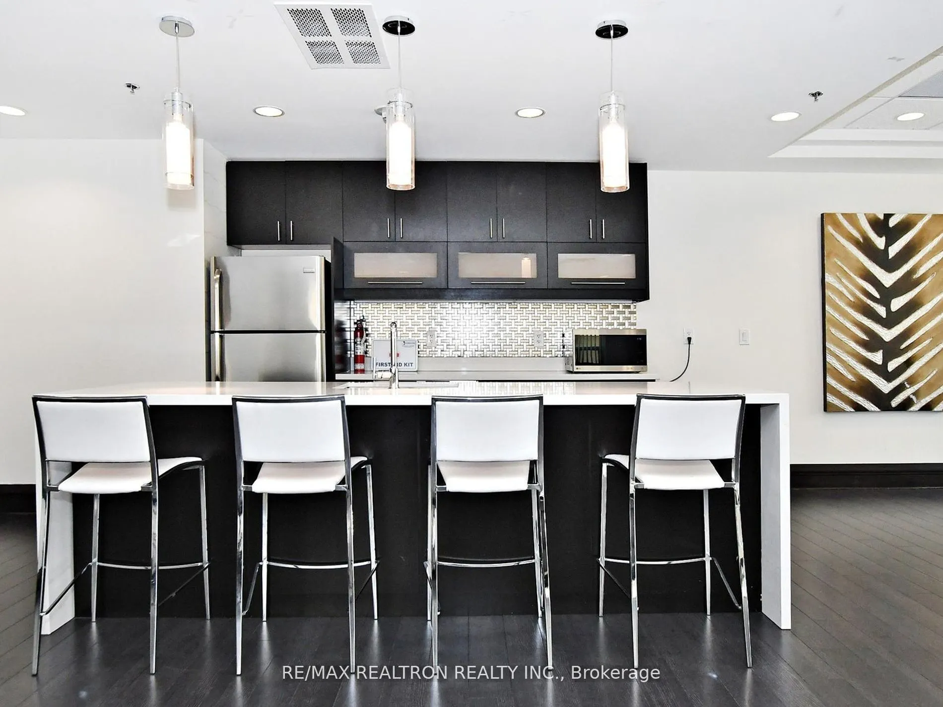 75 King William Cres, #102