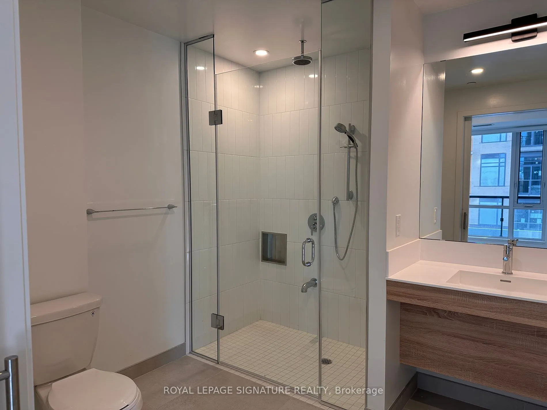 7950 BATHURST St, #402