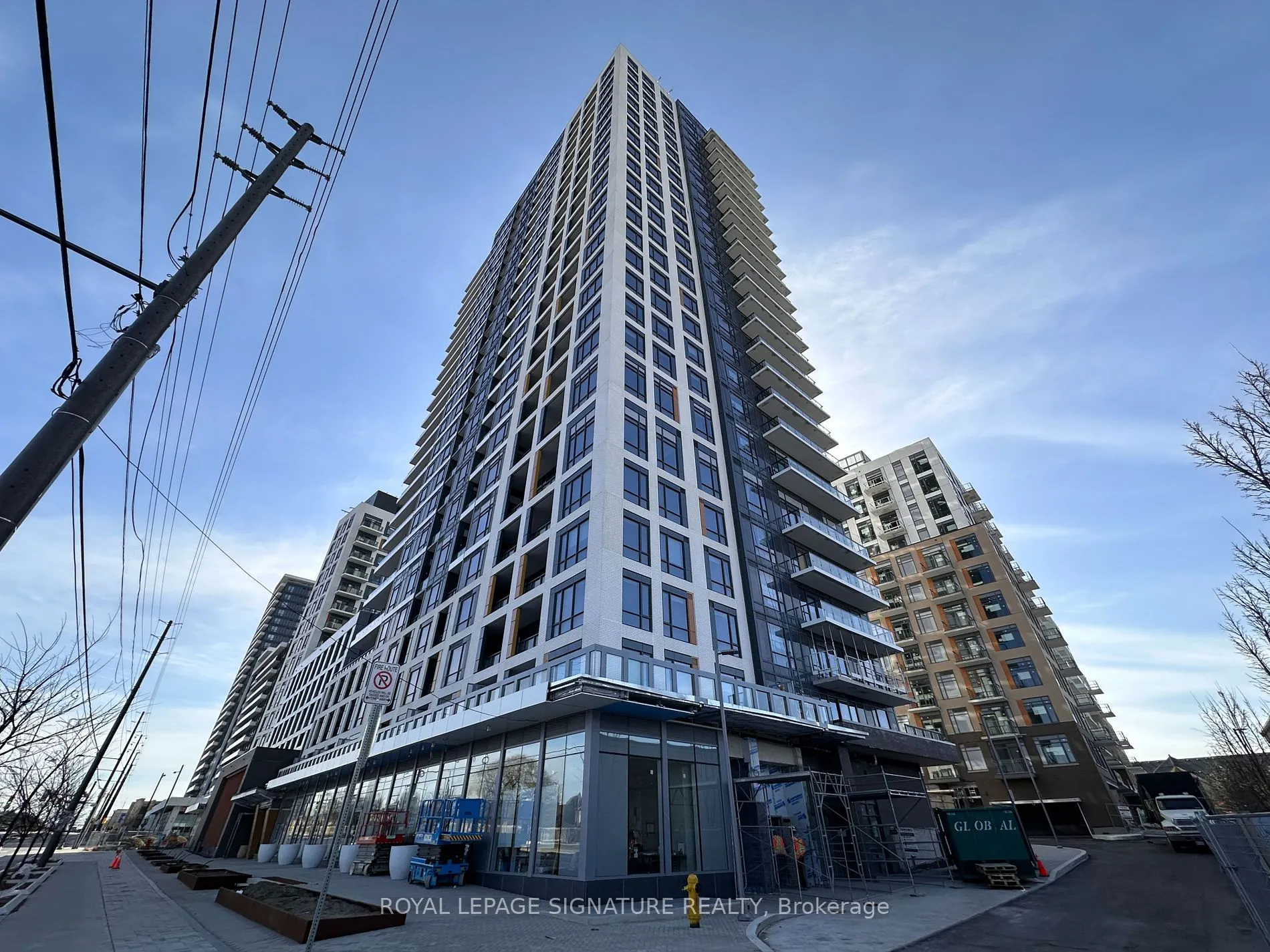 7950 BATHURST St, #402