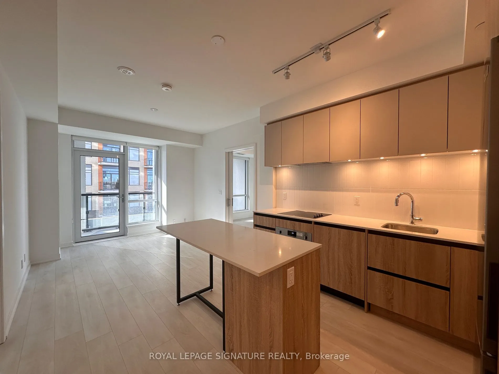 7950 BATHURST St, #402