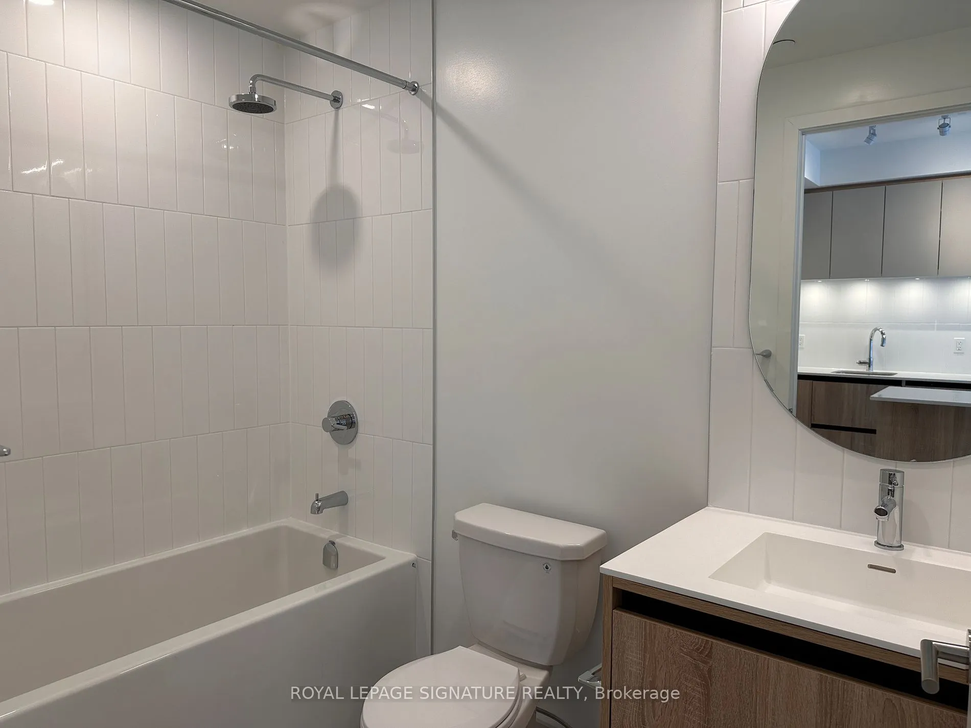 7950 BATHURST St, #402