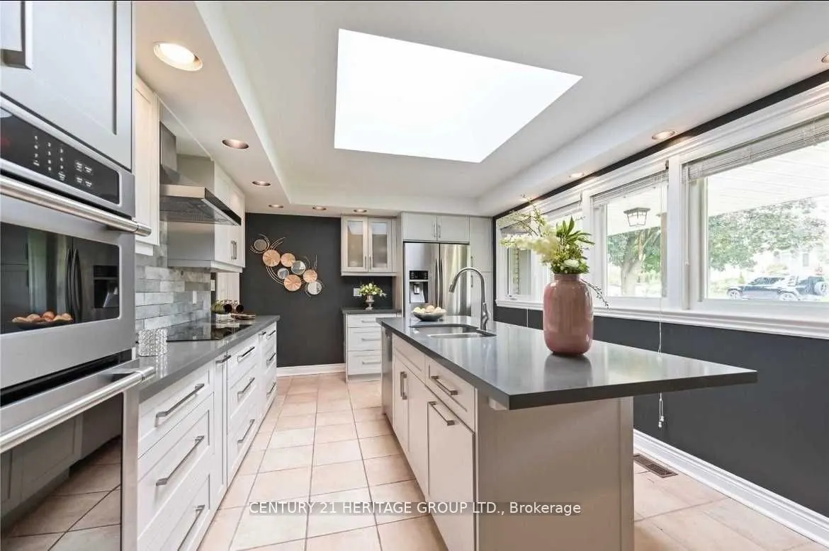 16 Cavalier Cres