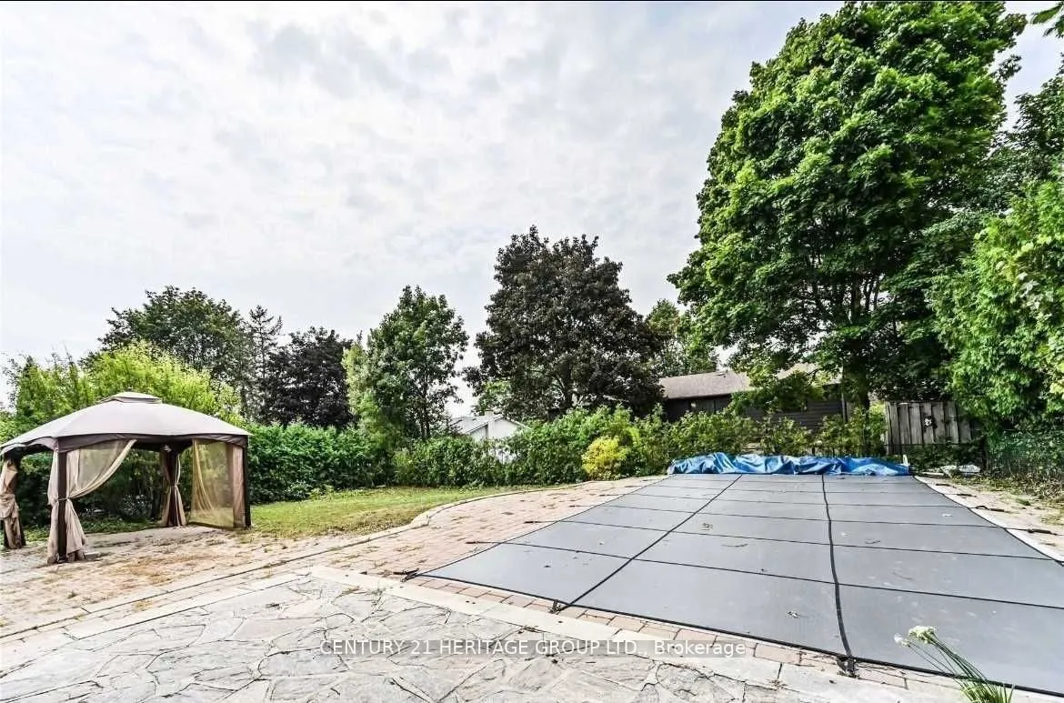 16 Cavalier Cres