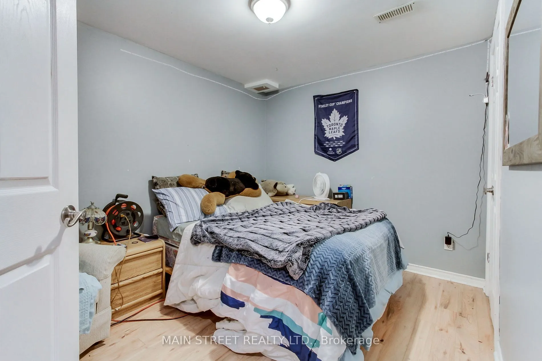 16 Hillview Dr