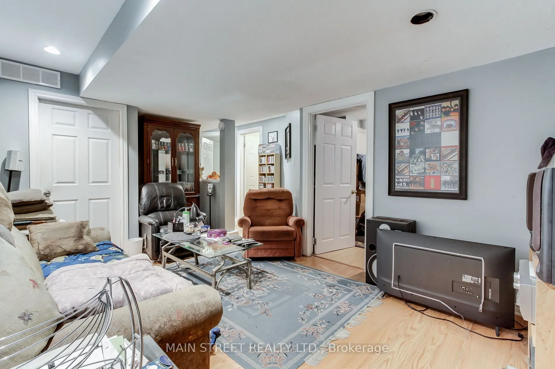 16 Hillview Dr
