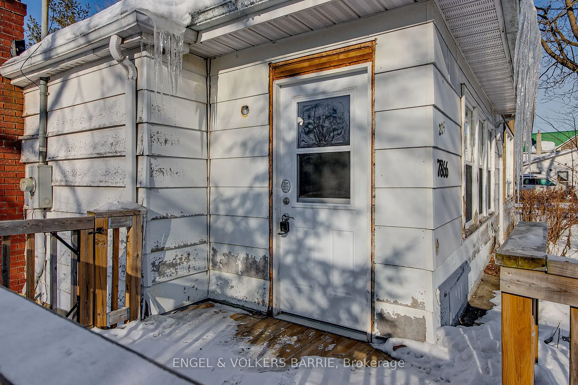 7866 Yonge St