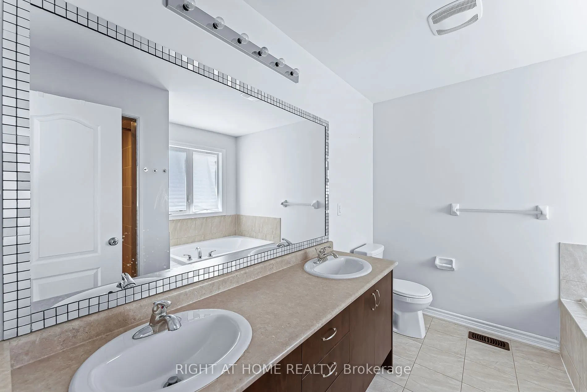 1157 Peelar (MAIN AND 2ND FLOOR) Cres