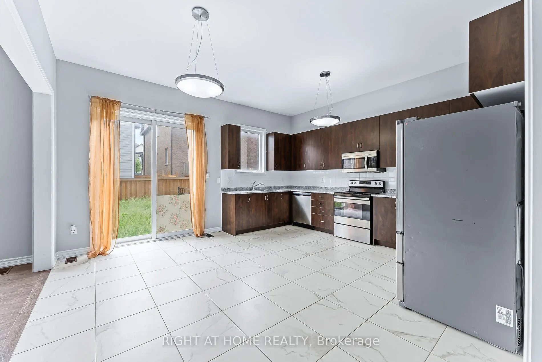 1157 Peelar (MAIN AND 2ND FLOOR) Cres