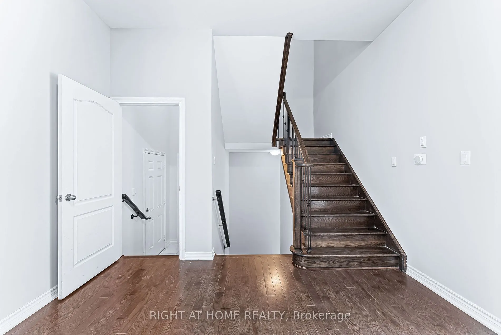 1157 Peelar (MAIN AND 2ND FLOOR) Cres